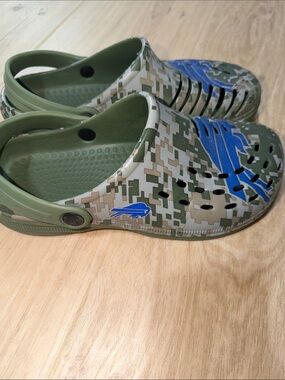 Buffalo Bills Kids Clog Sandals in Green Camo with Blue Accent size small 6-7
